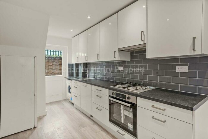 2 Bedroom House To Rent In Parkside Crescent, Islington, N7