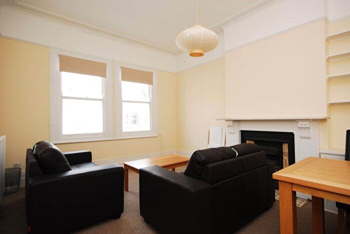 2 Bedroom Flat To Rent In Lavender Gardens, Clapham Common North Side, London, SW11