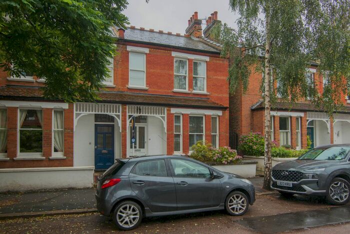 3 Bedroom Flat To Rent In Bushwood Road, Richmond, Uk, TW9