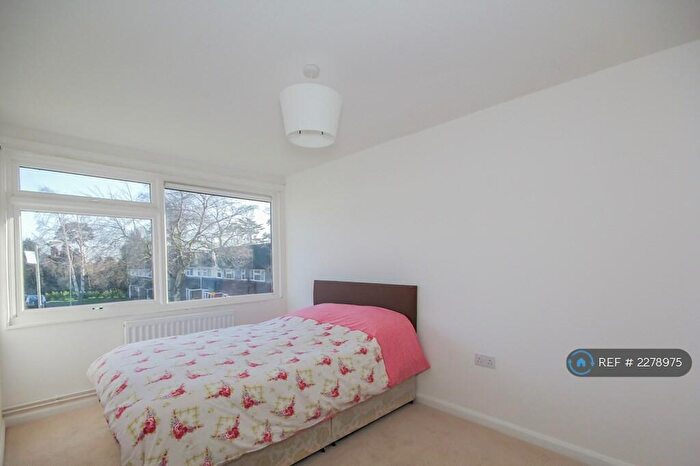 2 Bedroom Flat To Rent In Sherwoods Rise, Harpenden, AL5