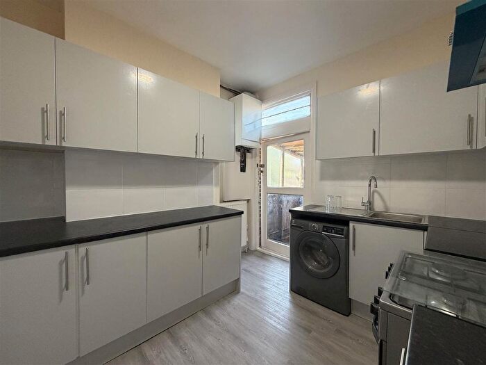 3 Bedroom Flat To Rent In Sydney Road, N10