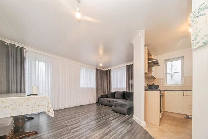 2 Bedroom Flat For Sale In Demoiselle Crescent, Ipswich, IP3
