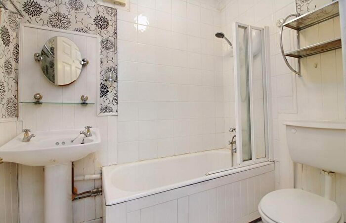 1 Bedroom Flat For Sale In Flat Rotherwick Court, Alexandra Road, Farnborough, Hampshire, GU14