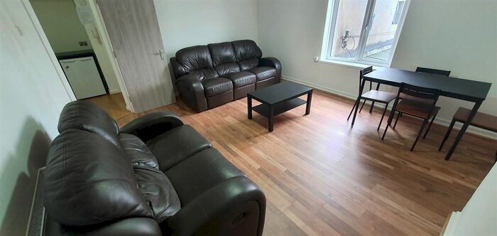 3 Bedroom Flat To Rent In City Road, Plasnewydd, Cardiff, CF24