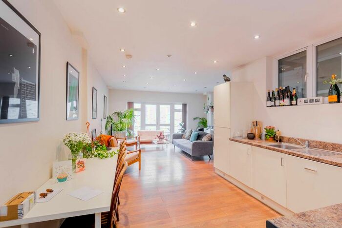 2 Bedroom Flat To Rent In Kingsland High Street, Dalston, London, E8