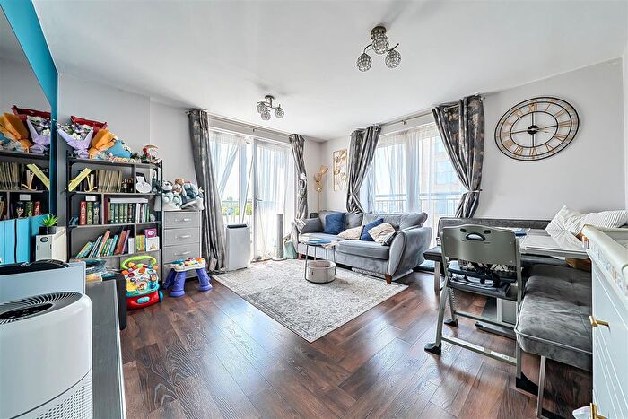 2 Bedroom Flat For Sale In Waxlow Way, Northolt, UB5