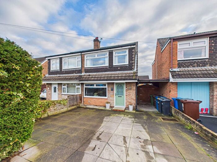 3 Bedroom Semi-Detached House For Sale In Lichfield Grove, Ashton-In-Makerfield, Wigan, WN4