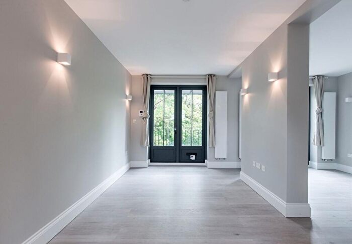 Studio To Rent In B Bowes House Bowes Road, N13