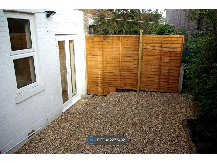 2 Bedroom Flat To Rent In Tooting, London, SW17