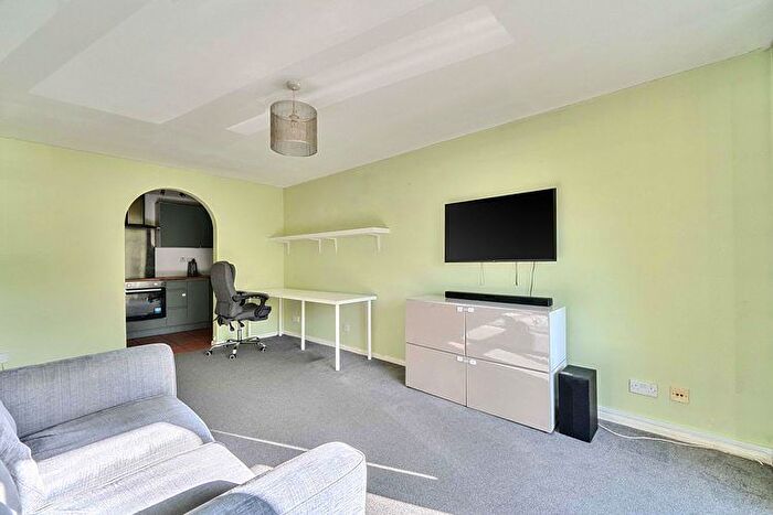 2 Bedroom Flat For Sale In Emerson Court, Crowthorne, Berkshire, RG45