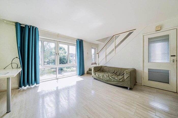 2 Bedroom Maisonette For Sale In Leyburn Gardens, East Croydon, Croydon, CR0