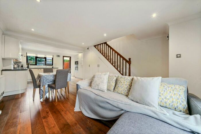 3 Bedroom House To Rent In Rosethorn Close, Balham, London, SW12