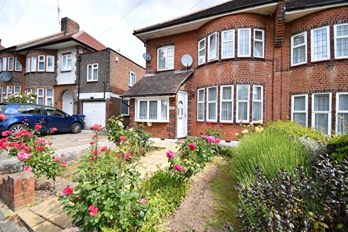 3 Bedroom Semi Detached House To Rent In Saddlescombe Way, Woodside Park, N12