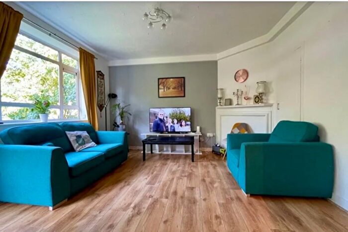 2 Bedroom Flat For Sale In White City Estate, London, W12