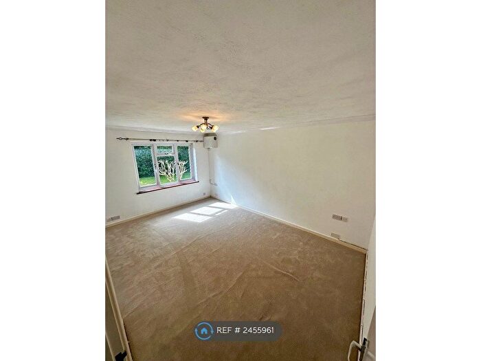 1 Bedroom Flat To Rent In Robyns Way, Edenbridge, TN8