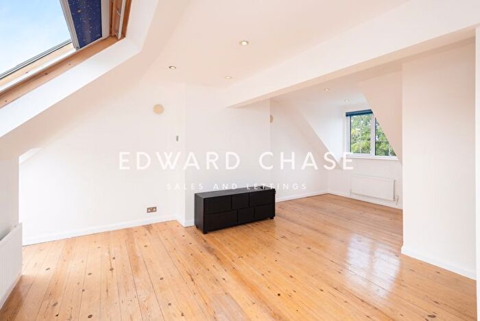 3 Bedroom Flat To Rent In The Grove, London, NW11