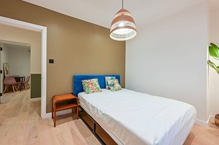 1 Bedroom Flat For Sale In Bow Road, Bow, London, E3