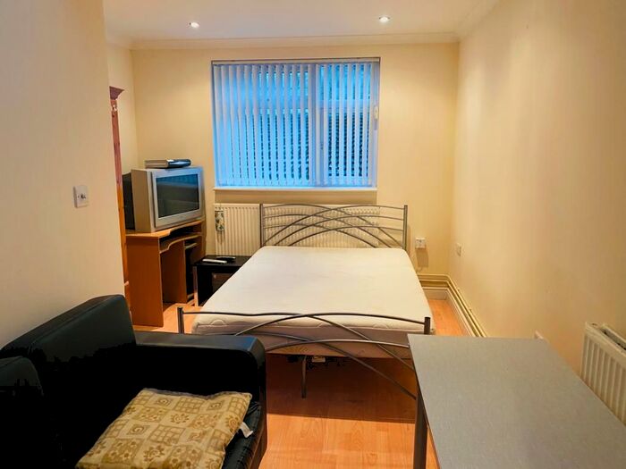 1 Bedroom Maisonette To Rent In Hazelbury Crescent, Luton, LU1