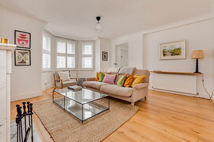 3 Bedroom Flat To Rent In Park House, Richmond Hill, TW10