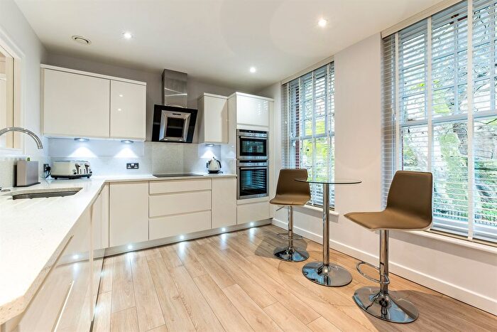 3 Bedroom Flat To Rent In Peveril Drive, Peveril Drive, NG7