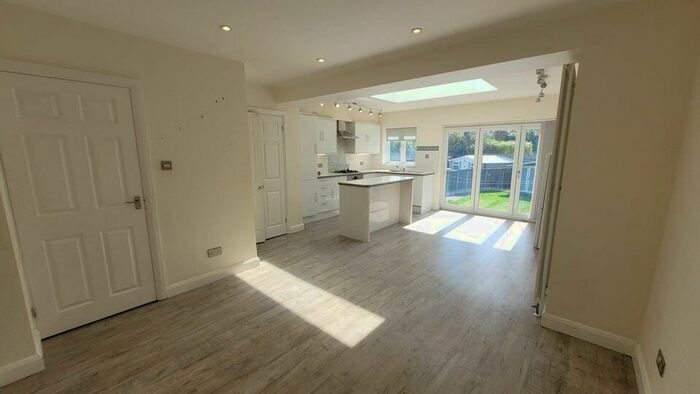 5 Bedroom Semi-Detached House To Rent In Romford, RM5