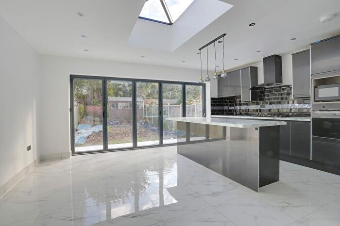 3 Bedroom Terraced House To Rent In Princes Avenue, Palmers Green, N13