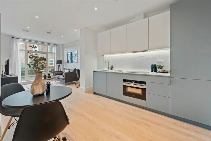 1 Bedroom Flat To Rent In - Pyrcroft Road, Chertsey, KT16