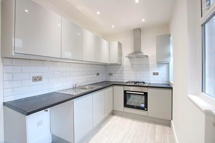 3 Bedroom Maisonette To Rent In Temple Road, Cricklewood, NW2