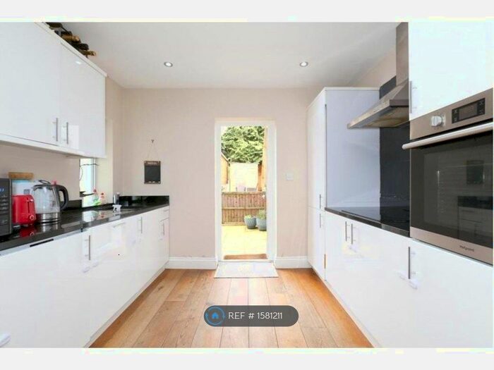 2 Bedroom Flat To Rent In Gruneisen Road, London, N3