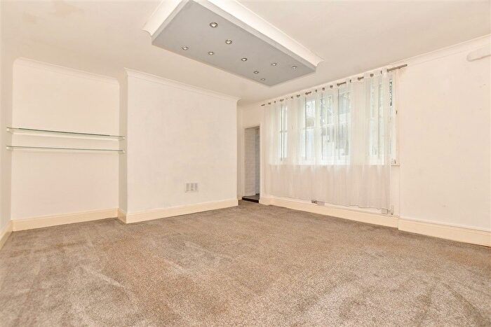 3 Bedroom Flat For Sale In Victoria Park, Dover, Kent, CT16