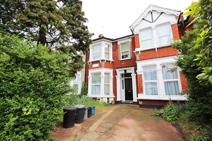 Studio To Rent In De Vere Gardens, Ilford, London, IG1