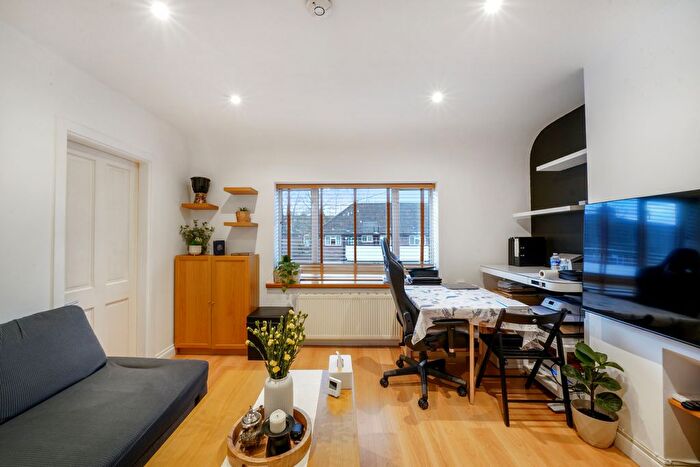 1 Bedroom Flat For Sale In Marnham Avenue, London, NW2