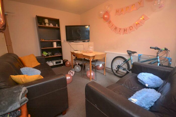 6 Bedroom Terraced House To Rent In Pitcroft Avenue, Reading, RG6