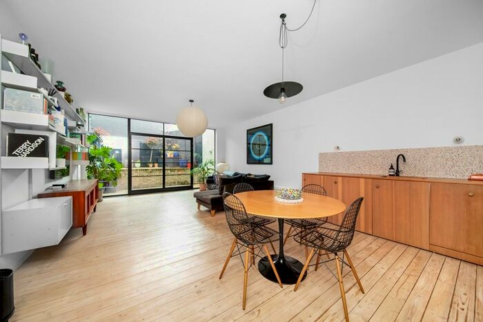 2 Bedroom Flat To Rent In Westbourne Drive, Forest Hill, London, SE23