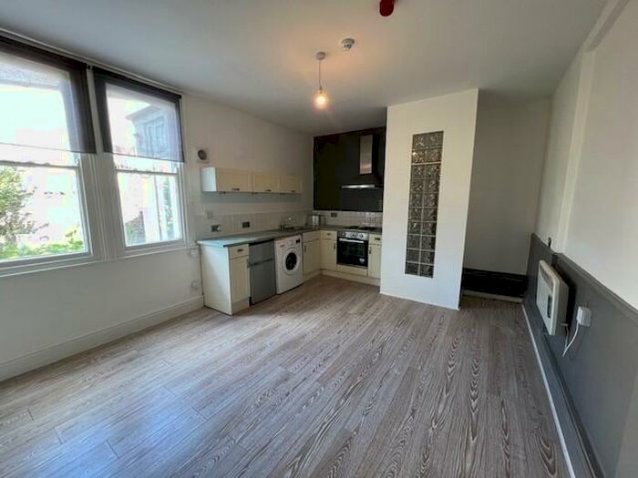 1 Bedroom Apartment To Rent In Connaught Road, Cardiff, CF24