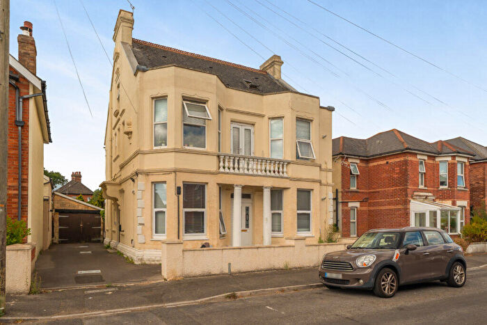 3 Bedroom Flat For Sale In Rosebery Road, Bournemouth, BH5
