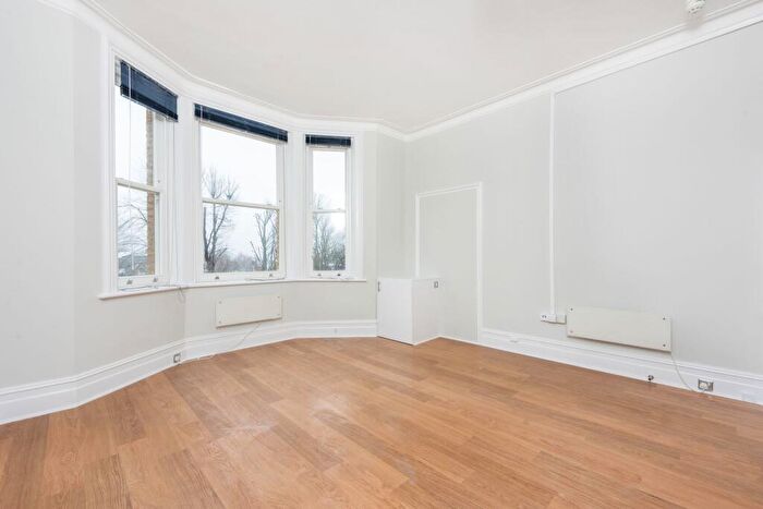 Flat To Rent In Arkwright Road, NW3