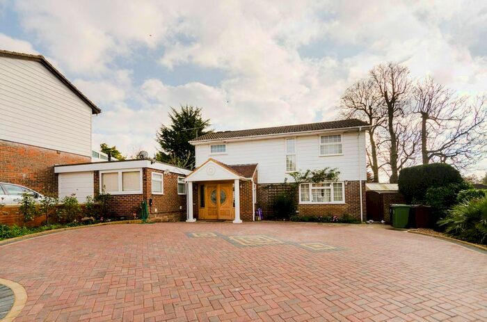 4 Bedroom Detached House To Rent In Parklands Way, Worcester Park, KT4