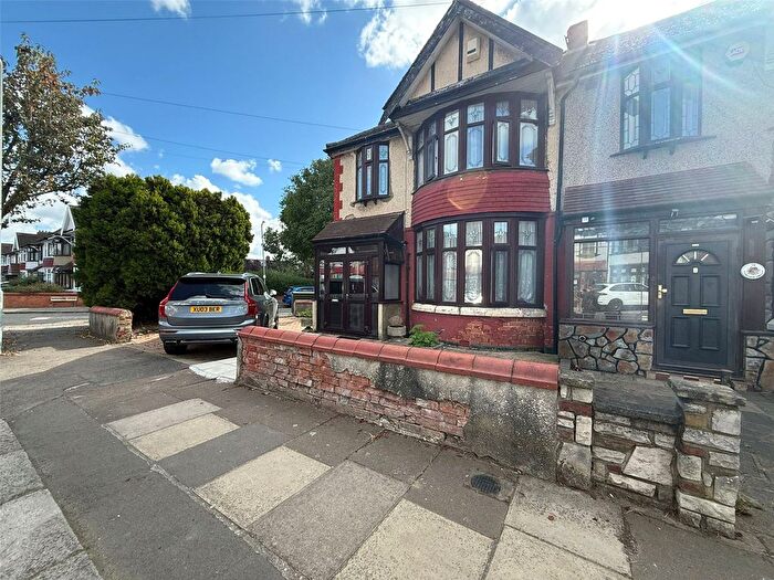 3 Bedroom End Of Terrace House To Rent In Dawlish Drive, Ilford, Essex, IG3