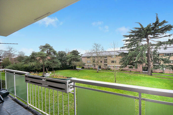 3 Bedroom Flat To Rent In Greenacres, London, SE9
