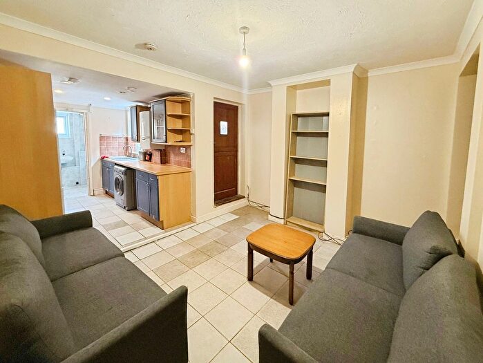4 Bedroom Terraced House To Rent In Pitcroft Avenue, Reading, Berkshire, RG6