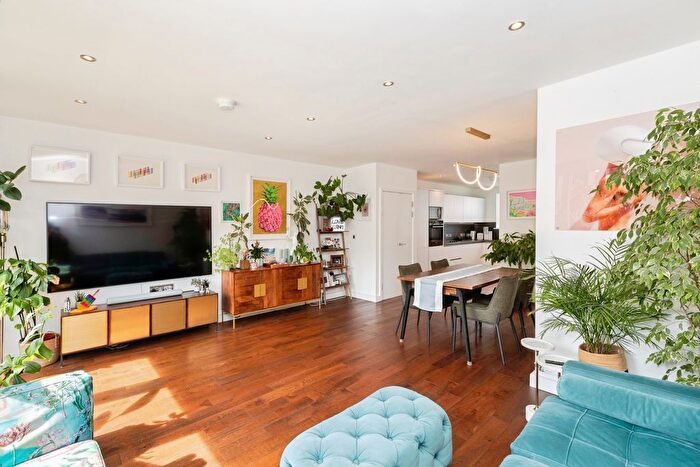 4 Bedroom Town House For Sale In Abercrombie Road, London, E20
