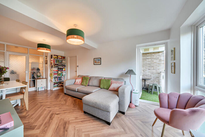 2 Bedroom Flat For Sale In Foxgrove Road, Beckenham, BR3