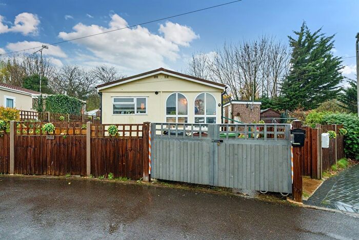 2 Bedroom Park Home For Sale In Caravan Site, St. Albans, AL1