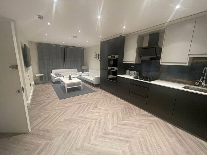 2 Bedroom Flat To Rent In Hendon Way, London, NW2