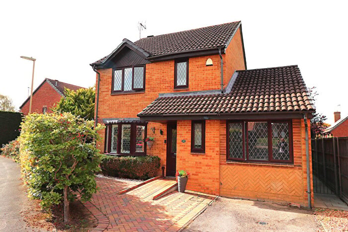 4 Bedroom Detached House For Sale In Ryves Avenue, Yateley, GU46