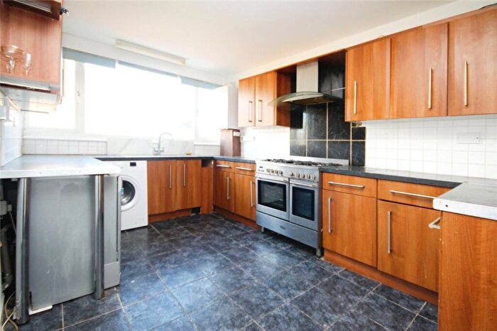 3 Bedroom End Of Terrace House To Rent In Bell Farm Avenue, Dagenham, RM10
