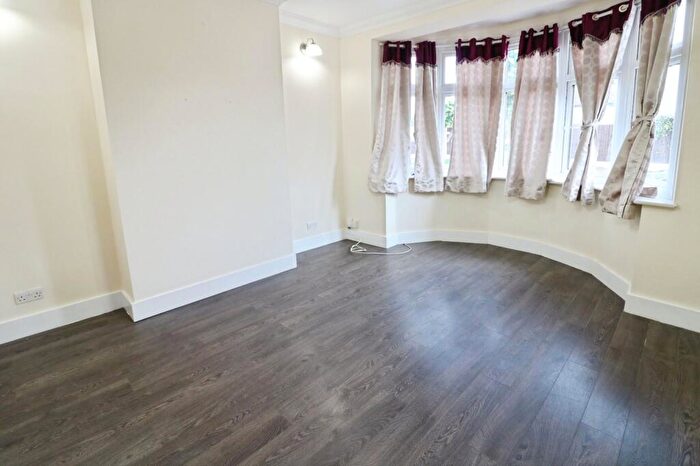 3 Bedroom Bungalow To Rent In Chestnut Grove, Ilford, IG6