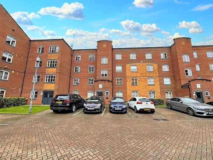 2 Bedroom Flat To Rent In Otter Close, Stratford, E15
