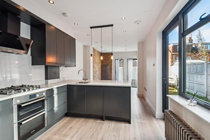 2 Bedroom Flat To Rent In Oak Grove, London, NW2